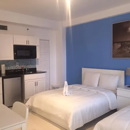 Hollywood Beachfront Condo W/Pool